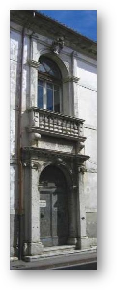 Facciata storica del Palazzo Bembo a Belluno, che mostra il portone d'ingresso e il balcone monumentale in pietra, dopo l'intervento di restauro conservativo.