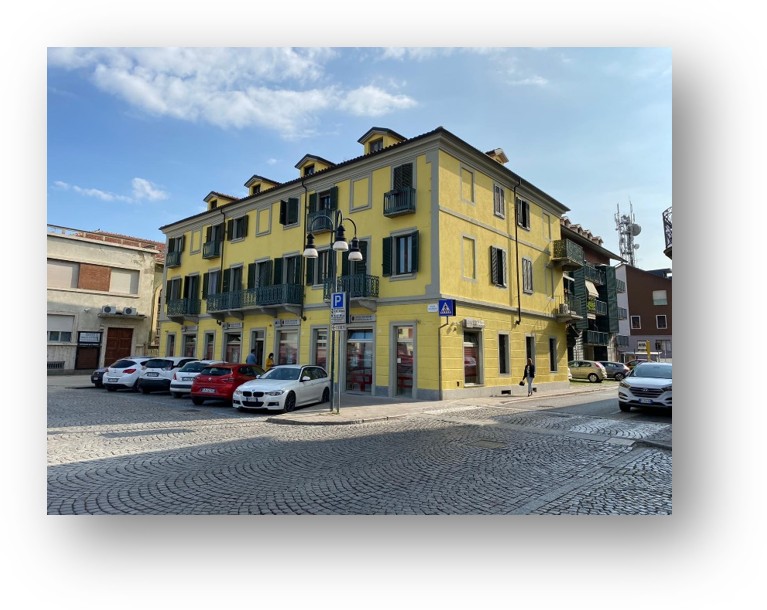 facciata del condominio in Via Demetrio Cosola, Chivasso (TO), intervento Co.Smart di rifacimento intonaco, Pulizia rivestimento, Ripristino frontalini, Trattamento elementi in pietra, Rifacimento smalti, Cappotto termico frontespizio